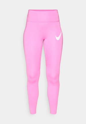 Højtaljede, lys pink leggings med et hvidt Nike swoosh-logo på den øverste højre lår, vist mod en hvid baggrund.