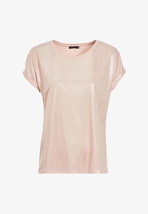 T-shirt rose clair en tissu brillant, avec un col rond, des manches courtes retroussées et une coupe ample avec une texture subtile. Design minimaliste.