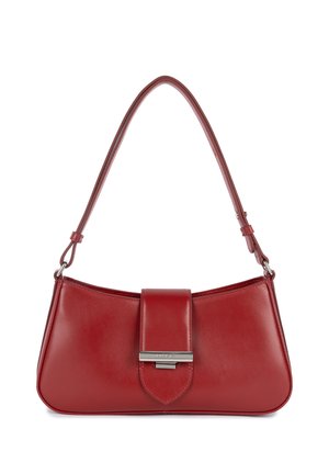 Sac à main en cuir rouge à la forme courbée, avec un rabat avant plat et des finitions en métal argenté. Il dispose d'une bandoulière unique et d'une texture lisse.