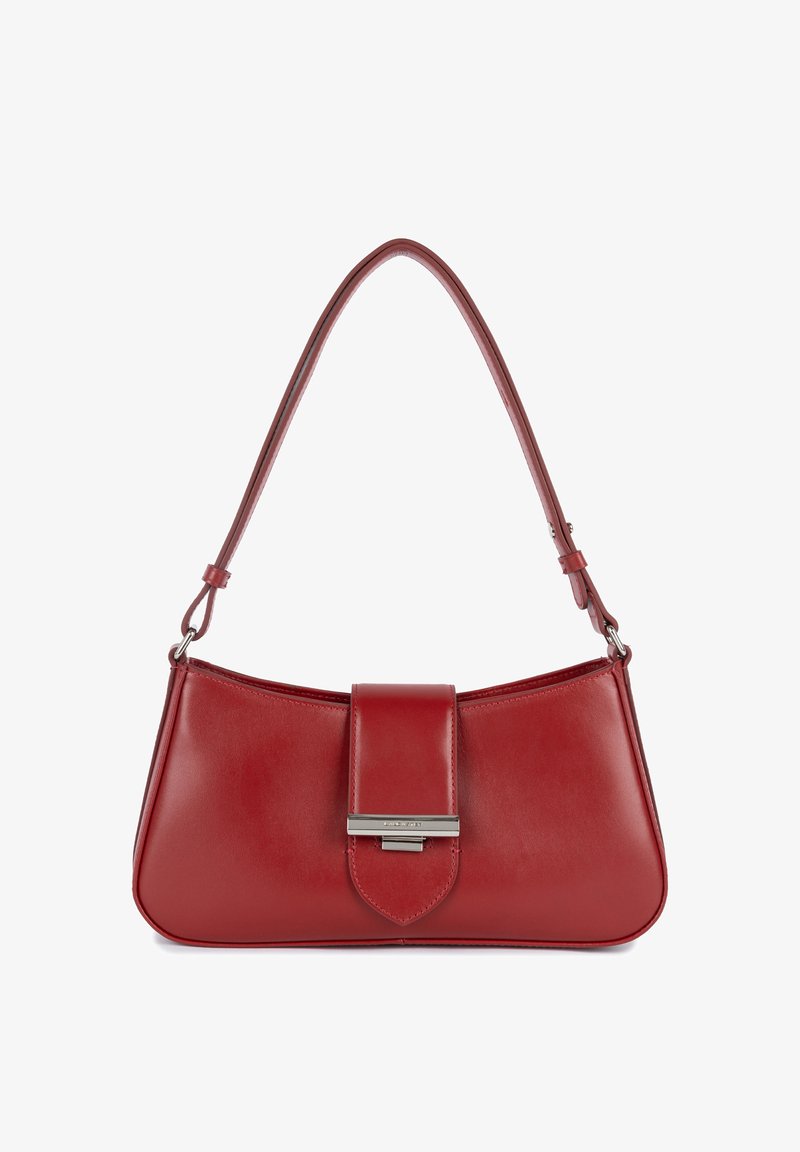 Borsa a tracolla in pelle rossa con forma curva, patta anteriore piatta e hardware argento. Presenta una singola cintura alla spalla e una texture liscia.