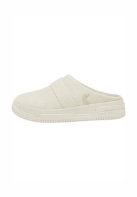 Lys beige slip-on sko med en teksturert semsket overdel, elastisk rem med preget logo, og en rillet gummisåle.