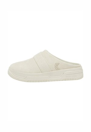 Lys beige slip-on sko med en teksturert semsket overdel, elastisk rem med preget logo, og en rillet gummisåle.