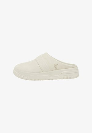 Bottines slip-on beige clair avec une tige en daim texturé, une sangle élastique avec logo embossé et une semelle en caoutchouc crantée.