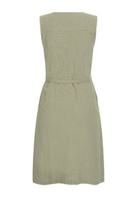 Robe sans manches longueur genou couleur olive clair avec ceinture à la taille et détails de couture simples, vue de dos sur fond blanc.
