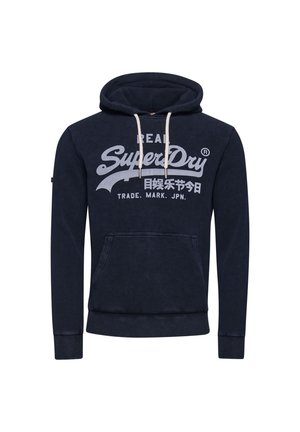 Mørkeblå hættetrøje med frontlomme og hvide snore, med "SuperDry"-logo og japanske tegn i hvidt print på brystet.