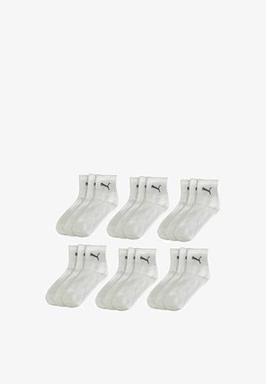 Weiße Sportsocken mit gerippten Bündchen und schwarzen Logodetails, paarweise angeordnet, mit glatter Textur und Knöchelhöhe.