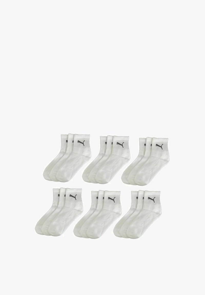 Weiße Sportsocken mit gerippten Bündchen und schwarzen Logodetails, paarweise angeordnet, mit glatter Textur und Knöchelhöhe.