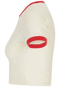 Camiseta corta de manga corta color crema con cuello ribeteado rojo y puños de las mangas. Fabricada con tejido suave, presenta un diseño ajustado con detalles mínimos.