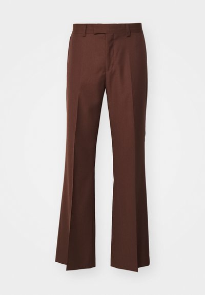 Pantalons évasés marron en tissu lisse. Présente une coupe droite, des poches avant et une taille plate avec passants de ceinture.