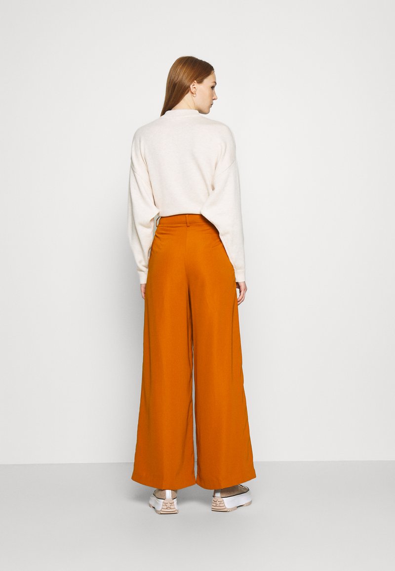 Nu In Wide Leg Pleated Pants Stoffhose Light Rust Schwarz Zalando De