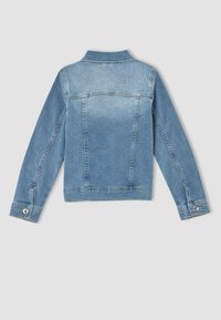 Chaqueta de mezclilla azul claro con mangas largas, puños abotonados y cuello. Presenta detalles de costura y un yugo trasero. Textura suave.