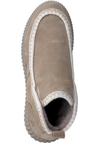 Scarpa slip-on in suede beige con un morbido rivestimento in pelliccia e cuciture decorative. Punta arrotondata e suola in gomma testurizzata.