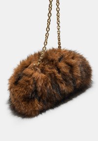Braune Kunstpelz-Handtasche mit runder Form, ausgestattet mit einem goldenen Kettenriemen und dezenten schwarzen Streifen für zusätzliche Textur.