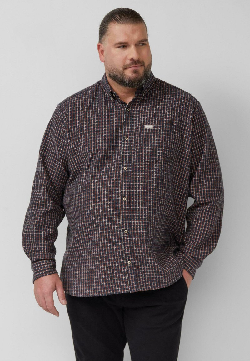 Geruite overhemd in donkere kleuren, met een button-down kraag, lange mouwen en een borstzak met een logo-label. Gemaakt van katoen, regular fit.