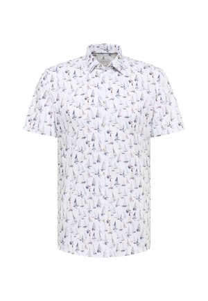 Kurzärmliges weißes Hemd mit blauem und rotem Segelbootmuster, Knopfleiste und klassischem Kragen.