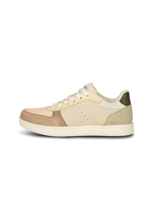 Sneaker beige con accenti color nocciola e oliva, caratterizzato da una punta in suede, design perforato sui lati e lacci bianchi su una suola in gomma.
