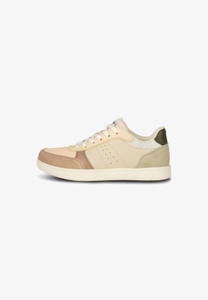 Beige sneaker met tan en olijfgroene accenten, met een suède neuskap, geperforeerd ontwerp aan de zijkanten, en witte veters op een rubberen zool.