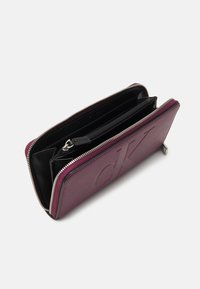 Calvin Klein Jeans SCULPTED ZIP AROUND MONO - Portafoglio - amaranth