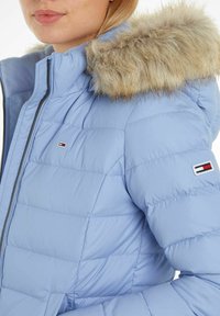 Tommy Jeans BASIC HOODED JACKET - Winter jacket - hellblau