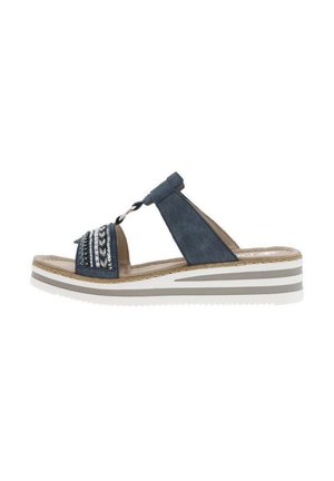 Sandale en suède bleu avec un design à bride en T, comportant des détails tissés et une semelle compensée rayée blanche. Intérieur doux et accents texturés.