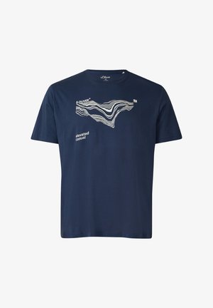 Marineblauw T-shirt met korte mouwen, abstract wit golfpatroon en de tekst "s.Oliver" en "elevated casual" aan de voorkant.