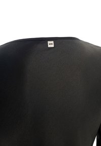 Maglione trasparente nero caratterizzato da una texture liscia, un ampio scollo e un accento metallico sul retro. Design semplice e minimalista.