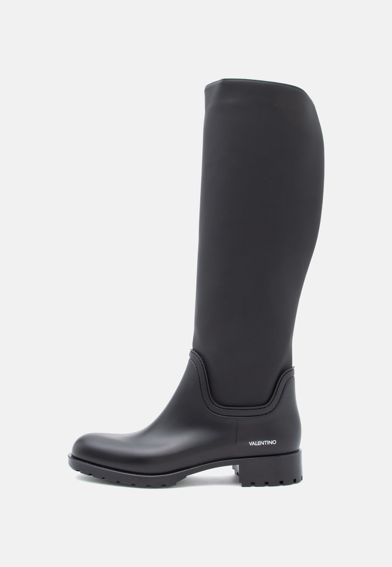 Črne gumijaste škornje do kolen z gladko teksturo, okroglo konico in nizko blok peto. Imajo belo blagovno znamko ob strani.