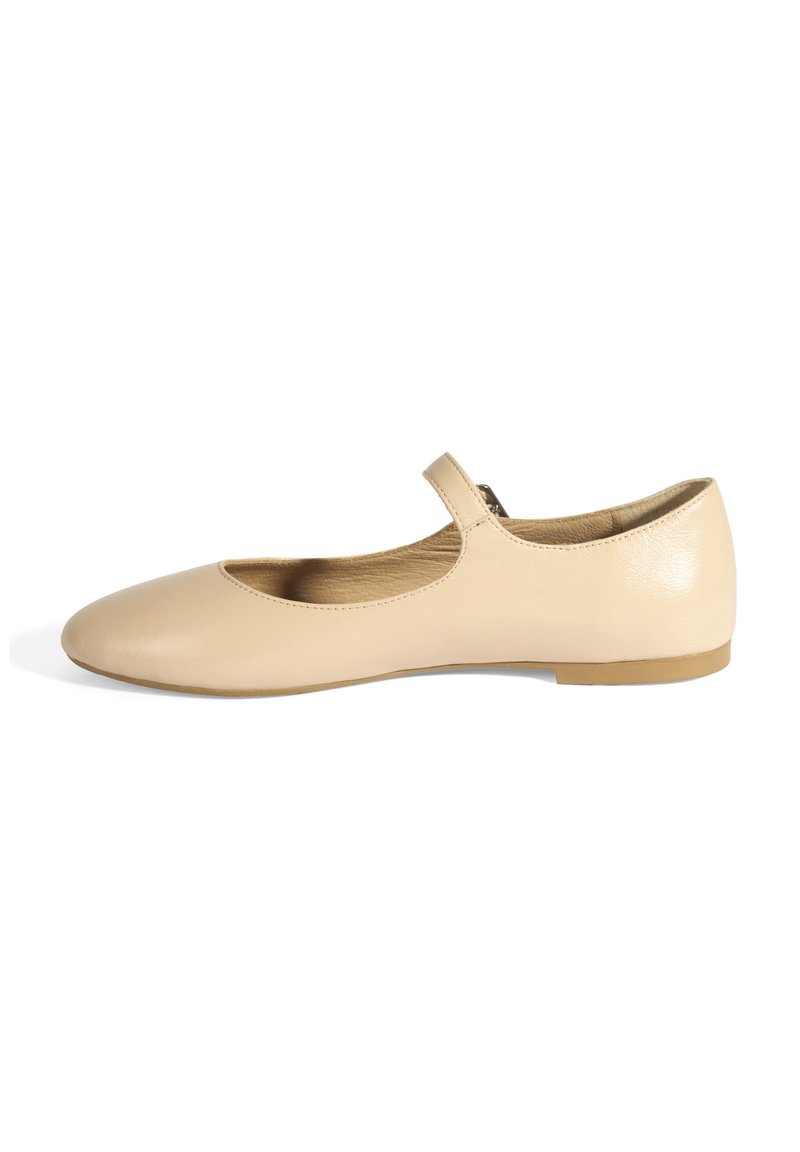 Beige Leder Ballerinas mit runder Zehenpartie und kleinem Riemen. Glatte Textur, flache Sohle und schlichtes Design, geeignet für legere Anlässe.