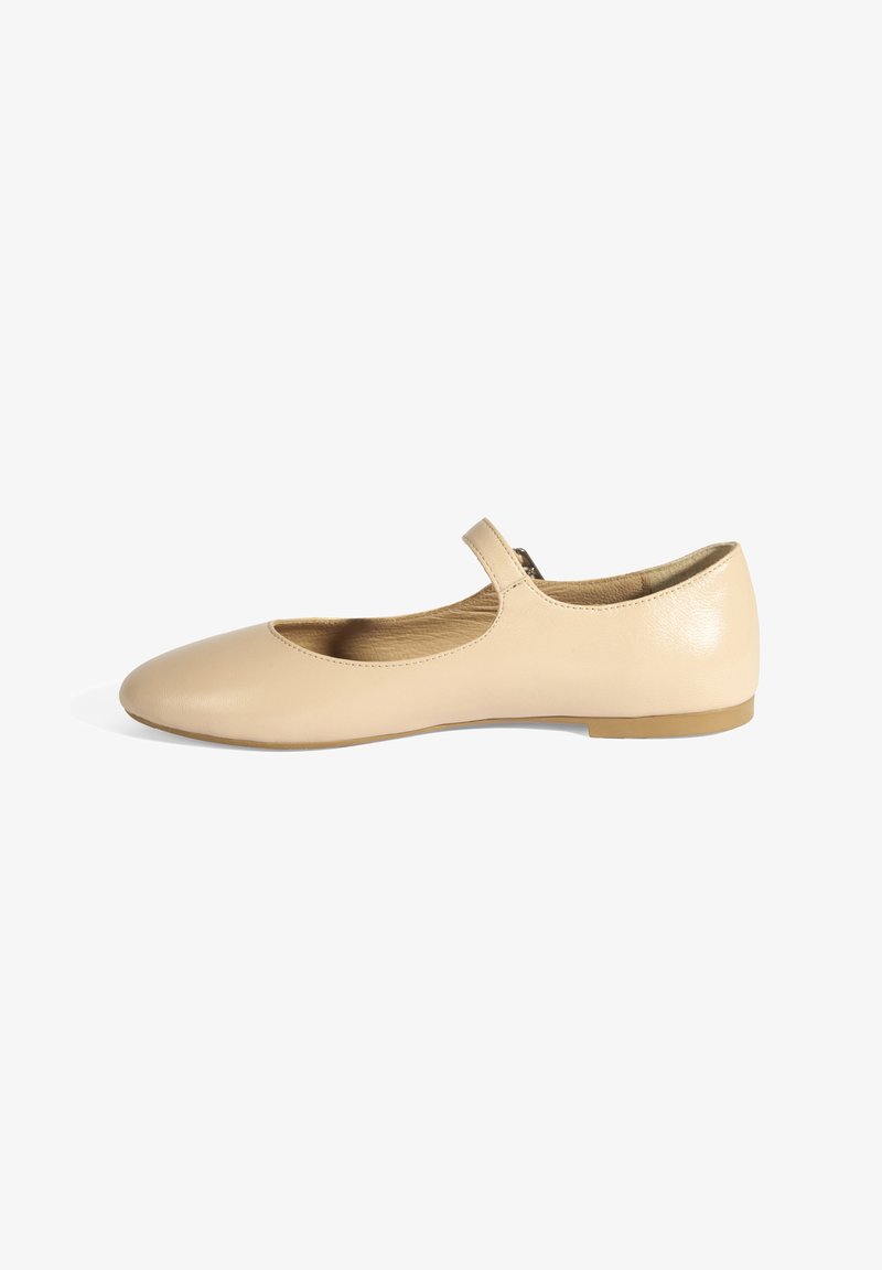 Beige Leder Ballerinas mit runder Zehenpartie und kleinem Riemen. Glatte Textur, flache Sohle und schlichtes Design, geeignet für legere Anlässe.