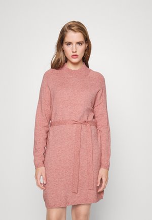  Gebreide jurk in zacht koraal met een hoge halslijn, lange mouwen en een ceintuur in de taille. Heeft een relaxte pasvorm en ribgebreide boorden en zoom.