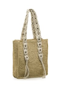 Bolso tote hecho de paja trenzada con un cuerpo beige texturizado, con correas decorativas en crema que tienen cuentas de madera marrón y extremos con borlas.