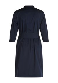 Abito da marinaio con scollo a collare, maniche a tre quarti, cintura in vita e gonna plissettata. Realizzato in un tessuto liscio e leggero.