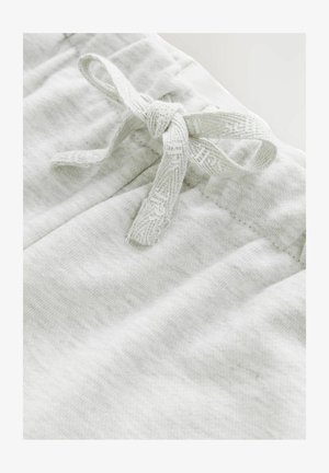 Tissu gris clair avec une texture douce, présentant un détail en nœud papillon réalisé en un ruban texturé assorti au niveau de la taille.