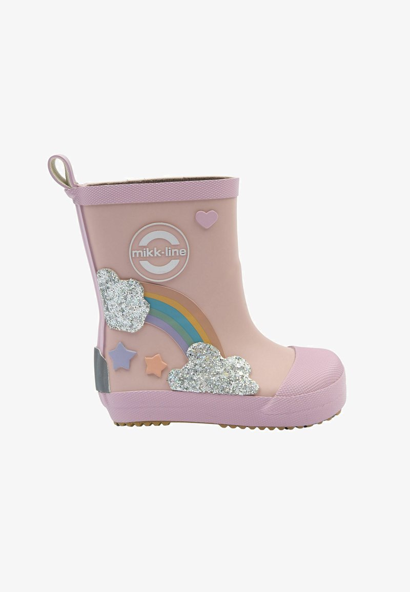 Botte de pluie en caoutchouc rose avec un bout arrondi, semelle texturée, ornée de nuages scintillants, arc-en-ciel, étoiles, un cœur et un logo circulaire sur le côté.