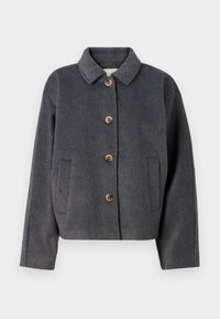 Veste en mélange de laine gris avec un col, cinq boutons en bois, deux poches latérales et un design court. Texture douce avec une finition subtile.