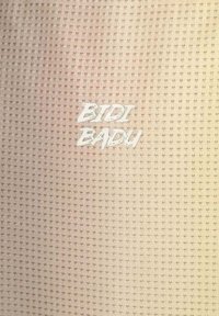 Tela beige texturizada con un patrón de rejilla, con las palabras "BIDI BADU" impresas en blanco, superpuestas en el centro.