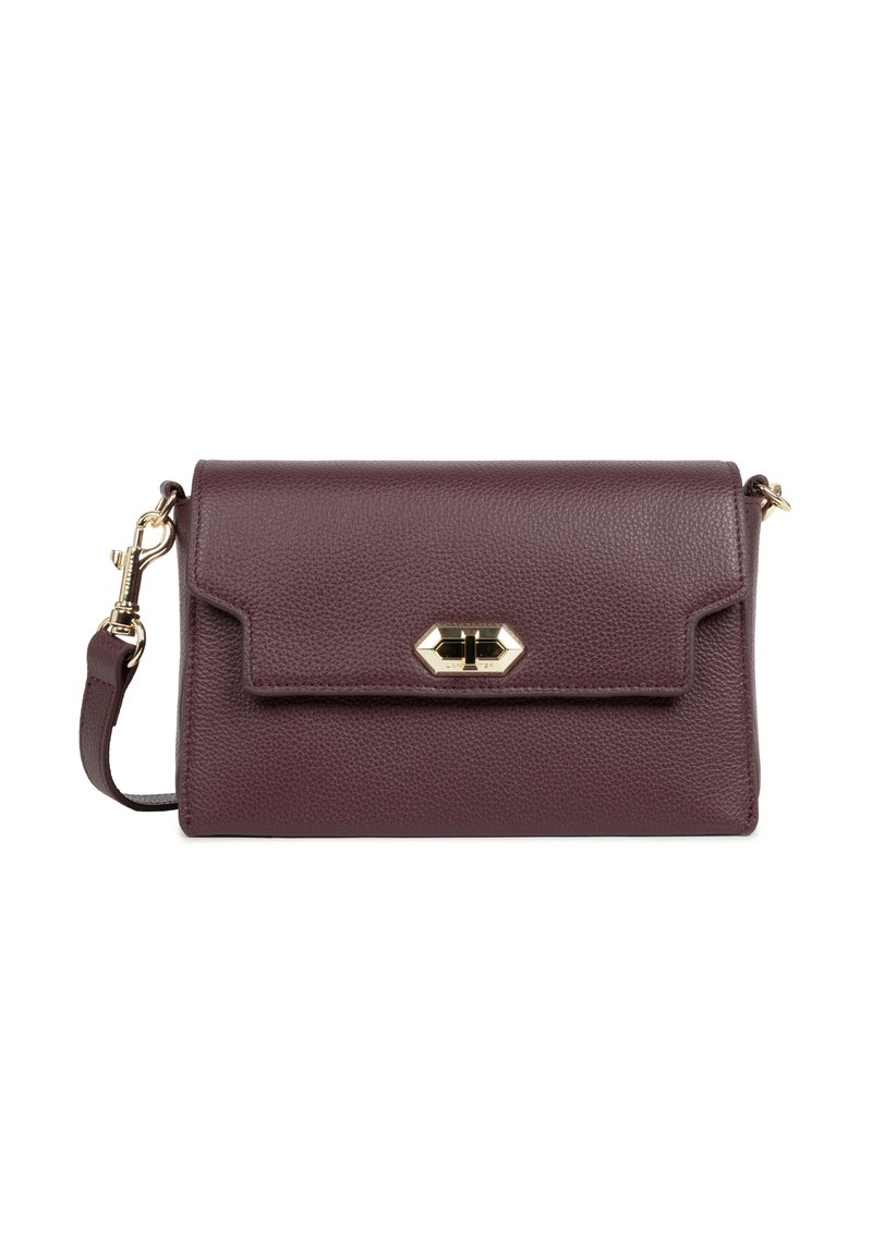 Clutch in pelle bordeaux scuro con chiusura a patta e chiusura a morsetto in tonalità oro, dotata di una tracolla rimovibile con ganci dorati.