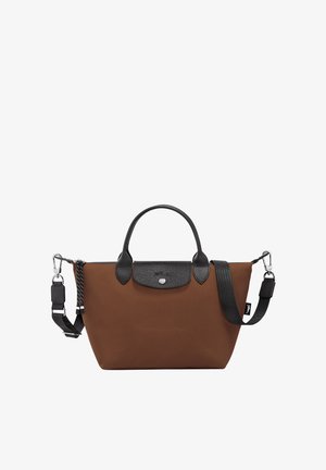 Braune Stoff-Handtasche mit schwarzen Lederelementen, einem oberen Griff, abnehmbarem Tragegurt und einer Fronttasche. Robustes Material mit genähtem Muster.