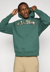 Πράσινο φούτερ με κουκούλα με το λογότυπο "MALBON" σε καρό μοτίβο. Διαθέτει τσέπη καγκουρό και κουκούλα με ρυθμιζόμενο κορδόνι. Υφασμα με υφή.