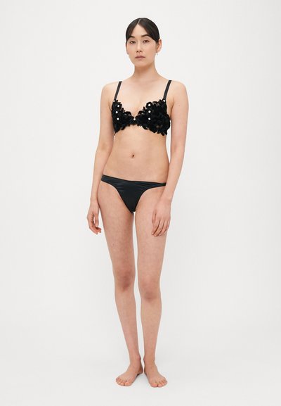 Črno bikinijevo komplet z oporo, ki vključuje nedrček z žicami, okrašen s črnimi cvetličnimi aplikacijami in belimi kroglicami, ter elegantnim nizko prilegajočim dnom.