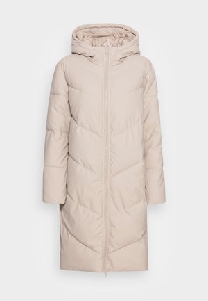 Abrigo acolchado beige con capucha, que cuenta con un cierre frontal completo, patrón de rombos acolchados y mangas largas. Textura suave y lisa.