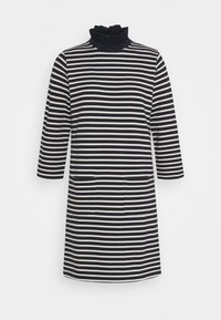 Raidallinen mekko, jossa on korkea röyhelökaulus, pitkät hihat ja kaksi etutaskua. Värit sisältävät tummansinisiä ja vaalean kerman valkoisia raitoja. Pehmeä kangas.