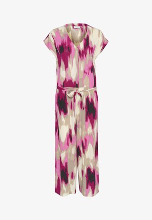 Combinaison florale dans des nuances de rose, beige et noir ; avec des manches courtes, un devant à boutons et une ceinture à nouer à la taille.