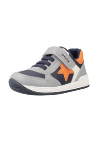 Sneaker grigio e blu navy con un'accents a forma di stella arancione, una cintura in velcro e una suola in gomma testurizzata. Presenta una tomaia in materiale sintetico e un design con lacci.