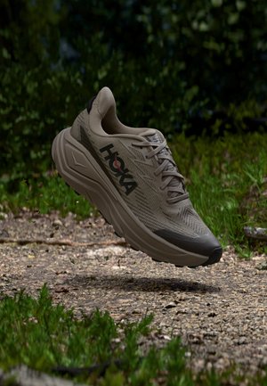 HOKA, CHALLENGER 8 GTX - Обувки за бягане по пресечен терен - pebble grey / boulder grey
