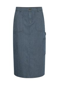 Falda de mezclilla con un patrón de rayas azul y blanco, hasta la rodilla, con bolsillos frontales y un bolsillo lateral de utilidad. Cierre clásico de botón.