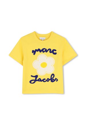 Camiseta amarilla de manga corta con una flor blanca y texto azul marino "Marc Jacobs" en el frente.