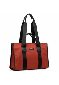 Borsa tote in nylon rosso con manici in tessuto nero. Presenta una forma rettangolare e una superficie leggermente strutturata. Include una patch con il logo sul fronte.