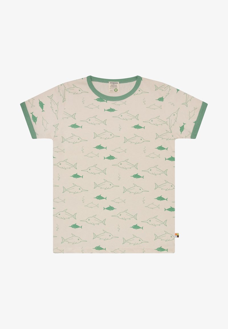 T-shirt color beige chiaro con motivo di pesci verdi, maniche corte e scollo e orlo a costine verdi a contrasto.