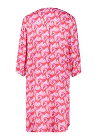 Rosa-rot gemustertes Kleid mit lockerem Schnitt, Rundhalsausschnitt und ärmellangen Ärmeln. Der Stoff wirkt glatt und leicht.